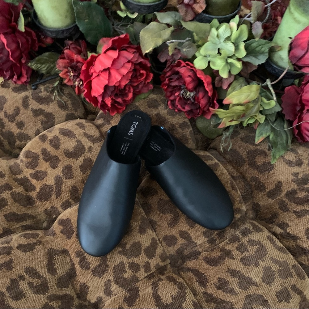 Sz 8.5 Tom’s Black Leather Mules